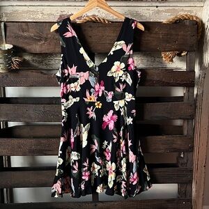 🟠FOREVER 21 V-Back Sleeveless Dress in Black Floral Print MED